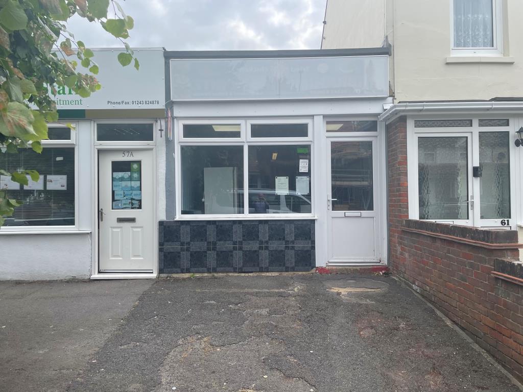 Lot: 151 - FREEHOLD VACANT TAKEAWAY UNIT - Front of shop plus forecourt